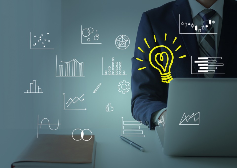 <strong>SaaS</strong>は企業における業務効率化に非常に役立つクラウドサービスです。現在は多種多様な<strong>SaaSプラットフォーム</strong>が登場しており、今後の活用にも非常に高い期待が寄せられます。  しかし、SaaSプラットフォームはその機能性や活用シーンをきちんと把握したうえで運用しなければ、自社に活かしきることが難しいでしょう。  SaaSを運用している企業の中には、導入後も色々な課題に直面したり、なかなか思ったように運用ができていないと感じている方も多いのではないでしょうか。  そこで本記事では、代表的なSaaSプラットフォームサービスを特徴と合わせてご紹介します。  活用事例や選び方のポイント、活用におけるメリット・デメリットについても解説するので、今後の活用に役立ててください。  <h2>SaaS事業開発に伴う課題</h2>  https://www.photo-ac.com/main/detail/23362858?title=%E3%83%93%E3%82%B8%E3%83%8D%E3%82%B9%E3%83%9E%E3%83%B3%E3%81%AE%E3%82%A2%E3%82%A4%E3%83%87%E3%82%A2&searchId=3019374807  SaaSプラットフォームの活用を考える前に、まずは<strong>SaaS事業開発に伴う課題</strong>について確認しましょう。SaaSは今後の業務効率化には確かに貢献してくれますが、決して課題が全くないわけではありません。  <h3>開発にコストがかかる</h3> まず考えられる課題が<strong>開発コスト</strong>です。SaaS事業開発に伴うコストは、お金・時間共に莫大なものがかかります。  企業の全社員分のサービスを整えるとなると整備コストは非常に大きなものになるでしょう。また、それらを整える人員コストもかかります。  また、SaaS事業開発にはきちんと技術的にも理解した担当者を設けることが必要です。さらに開発・運用に向けての時間的なコストがかかる点も課題になります。  最適な運用環境に整えるには時間がかかるものです。運用後も定期的に見直しが必要なため、こちらも時間がかかります。  <h3>独自コンテンツを工夫する必要がある</h3> <strong>独自コンテンツを工夫する必要がある</strong>点も大きな課題です。SaaSは<strong>PaaS</strong>や<strong>IaaS</strong>と比較すると汎用性が低いサービスに分類されます。  そのため、制限あるサービスの中で、自社の既存のコンテンツや業務に充てて効率化を図らなければなりません。  SaaSを導入し運用は始めたが、限られたコンテンツを自社業務に無理やりあてはめたがゆえに、相性が悪く効率化ができなかったという例も少なくないです。  SaaS独自のコンテンツを工夫して利用する必要がある点は、SaaSサービス自体を使い慣れない人からすれば、さらに使いづらい要因にもなるので大きな課題となります。  <h3>カスタマーサポートの負担が大きい</h3> <strong>カスタマーサポートの負担が大きくなる</strong>ことも大きな課題です。カスタマーサポートの役割としては、自社内・顧客に対して、課題の解決・継続利用・新規購入を実現させるための役割を担っています。  ただし、カスタマーサポートは基本的には<strong>受動的</strong>な立場のため、社員や顧客側から問い合わせがないとサポートは行えません。  その結果、何も言わず顧客が解約を行うケースや社員がサービスを利用しないケースを引き起こす可能性があります。  これらを防止するためには、サポートを行うカスタマーサポートの存在は非常に重要です。顧客の解約などを防止するには<strong>能動的</strong>なサポートを行う必要があるでしょう。  しかし、能動的サポートになるとカスタマーサポートの負担は非常に大きなものになります。  適切なタイミングで適切なサポートを必要とするので、非常に大変な作業となるでしょう。  <h2>SaaSプラットフォームの役割</h2>  https://www.photo-ac.com/main/detail/23194824?title=%E3%83%8E%E3%83%BC%E3%83%88PC%E3%82%92%E6%93%8D%E4%BD%9C%E3%81%99%E3%82%8B%E3%83%93%E3%82%B8%E3%83%8D%E3%82%B9%E3%83%9E%E3%83%B3&searchId=1534388097  SaaS事業開発の上での課題について把握した後は、<strong>SaaSプラットフォームの役割</strong>について把握していく必要があります。  SaaSプラットフォームの役割がいかに重要かを理解するには、その特徴を押さえなければなりません。  その特徴とは、SaaSにおけるクラウドで提供されるソフトウェアを適切に利用することと、そのソフトウェアの機能範囲内で工夫して利用するという点です。  決められたサービスを利用することはもちろんですが、その機能範囲内である程度自分たちで臨機応変に対応しながらあらゆる課題へ対応するという柔軟さが求められます。  <h2>代表的なSaaSプラットフォームサービス</h2>  https://www.photo-ac.com/main/detail/23130062?title=%E3%83%91%E3%82%BD%E3%82%B3%E3%83%B3%E4%BD%9C%E6%A5%AD%E3%81%AE%E7%94%B7%E6%80%A7%E3%81%A8%E3%83%93%E3%82%B8%E3%83%8D%E3%82%B9%E3%82%A4%E3%83%A1%E3%83%BC%E3%82%B8&searchId=2844926501  SaaSプラットフォームの役割を押さえたところで、次は<strong>代表的なSaaSプラットフォームサービス</strong>にどのようなものがあるのかを把握しましょう。  それぞれの特徴を理解できれば、今後の導入に向けて具体的なイメージを持てるはずです。  <h3>AWS</h3> 代表的なSaaSプラットフォームサービスとして<strong>AWS</strong>が挙げられます。正式名称は<strong>Amazon Web Services</strong>といい、世界最大級のECモールを運用するAmazonが提供するSaaSサービスです。  AWSが提供する主なSaaSサービスは以下のようなサービスがあります。  Microsoft Office 365 Amazon QuickSight Amazon EventBridge Amazon AppStream 2.0  <strong>Microsoft Office 365</strong>は使い慣れたOfficeアプリと、クラウドサービス・セキュリティを一括して提供するサービスです。  以前の端末にインストールして使っていたOfficeアプリと同様の性能を使用することができ、家庭向けだけでなく企業や教育機関と多方面に対応可能となります。  <strong>Amazon QuickSight</strong>は、完全マネージド化したBIサービスをクラウド上で利用することのできるサービスです。  データ分析のできる人材がいない企業でも、クラウド上のデータを利用して比較的簡単に分析が可能になるでしょう。  <strong>Amazon QuickSight</strong>は、アプリケーション同士を簡単に接続することができる統合サービスになります。サーバーレスで接続できる点が大きな特徴です。  また、<strong>Amazon AppStream 2.0</strong>はデスクトップ型のストリーミングサービスになります。配信は任意のブラウザで世界中への配信が可能です。  <h3>GCP</h3> 代表的なSaaSプラットフォームサービスとしては<strong>GCP</strong>もあります。これはGoogleが提供するクラウドサービスであり、正式名称は<strong>Google Cloud Platform</strong>です。  GCPが提供する主なSaaSサービスは以下の内容になります。  Google Cloud Storage BigQuery  <strong>Google Cloud Storage</strong>は、ストレージサービスであり容量無制限に使用できる点が特徴です。あらゆるデータを暗号化して自動的にバックアップを行い、自由にアクセスできます。  <strong>BigQuery</strong>はビッグデータ解析ツールを提供するサービスです。  数千万や数億件クラスの大量のデータでも高速にリアルタイムで解析することが可能で、年齢・地域などスケールごとの解析も可能としています。  <h3>ベアSaaSプラットフォーム</h3> <strong>ベアSaaSプラットフォーム</strong>はリンクベアメタルクラウドが提供するSaaSサービスです。  サブスクリプション形式でソフトウェアを販売するために必要なインフラであるIT基盤を提供し、販売から請求までサポートしてくれます。  主なサービスは販売面に特化したものであり、以下のような内容です。  サーバインフラの提供や運用代行 顧客情報の登録機能 顧客への通知機能  商品の登録などのマスタ管理からユーザーとの契約、ユーザーへの通知など包括的に行うことができるようになります。  代表的なプラットフォームをより詳しく知りたい方は弊社にご相談ください。  https://ai-connect.gmo/contact/   リンク：https://ai-connect.gmo/vendor-saas/  <h2>SaaSプラットフォームの活用シーン</h2>  https://www.photo-ac.com/main/detail/23240085?title=%E3%83%87%E3%82%B9%E3%82%AF%E3%81%A7%E8%A8%98%E5%85%A5%E3%81%99%E3%82%8B%E3%83%93%E3%82%B8%E3%83%8D%E3%82%B9%E3%83%9E%E3%83%B3&searchId=2844926501  SaaSプラットフォームの代表例を把握しましたが、これらのサービスを<strong>活用するシーン</strong>はどういったところなのかも理解していきましょう。  主な活用シーンとしては、<strong>生産性の向上</strong>や<strong>業務の効率化</strong>を図りたい時が具体的な例として挙げられます。  例えば、顧客管理において、これまでは大規模なサーバを設けて運用したうえで大量のデータを保管していました。  しかし、データ量が増えれば増えるほどサーバは逼迫し管理も大変になります。それを解決してくれるのが<strong>クラウド型</strong>の運用です。  SaaSプラットフォームを活用すれば、コストを押さえながら大規模なデータにも対応ができます。  そして、サブスクリプション型で運用できるのでコスト管理も容易になり、結果的に売上の管理も簡単にできるようになるでしょう。  業務効率化や生産性の向上により、ビジネスを飛躍させたいときに大きく活用できるのです。  <h2>SaaSプラットフォームの活用事例</h2>  https://www.photo-ac.com/main/detail/23112792?title=%E3%83%91%E3%82%BD%E3%82%B3%E3%83%B3%E3%81%A7%E4%BB%95%E4%BA%8B%E3%82%92%E3%81%99%E3%82%8B%E4%BA%BA&searchId=291300541  <strong>SaaSプラットフォームの代表的な活用事例</strong>についても把握できれば、より自社運用の際のイメージもしやすいでしょう。代表的な身近な活用事例としては、企業のGmailの活用です。  Googleが提供するメールサービスですが、インターネットに接続可能な環境下であれば、アカウントログインだけで端末・場所を問わずアクセスできます。  メール受信者はオフィスなど場所を問わずアクセスし、メールを見て連絡をとれるような環境になったことで業務の効率化に成功したところも多いです。  また、データの管理や編集・バックアップを異なる端末間で行えるDropboxを導入した企業でも生産性の向上に成功しています。  複数端末でのデータ同時編集を可能とし、リアルタイムで保存するのでバックアップの問題などの心配もありません。  オンライン上への保存により、大幅な業務環境の改善を行うことに成功しました。  <h2>SaaSプラットフォームを活用するメリット</h2>  https://www.photo-ac.com/main/detail/23023785?title=%E6%9B%B8%E9%A1%9E%E3%82%92%E8%A6%8B%E3%81%A6%E8%AA%AC%E6%98%8E%E3%81%99%E3%82%8B%E3%83%93%E3%82%B8%E3%83%8D%E3%82%B9%E3%83%9E%E3%83%B3&searchId=3105179823  ここからは、<strong>SaaSプラットフォームを活用するメリット</strong>についても理解していきましょう。  詳細なメリットを把握することができれば、自社に得られる効果がイメージでき、導入について綿密に検討できるでしょう。  <h3>効率的に開発できる</h3> まず大きなメリットが<strong>効率的に開発ができる</strong>ことです。SaaSプラットフォームは多くの場合、システムの開発に関わる高度な技術をすでに保有しています。  自社で開発を一から行う場合には、大きなコストをかけなければならない場合でも、SaaSプラットフォームを利用すれば圧倒的に<strong>低コスト</strong>で開発できるでしょう。  <h3>開発コストを抑えられる</h3> 次に挙げられるメリットが<strong>開発コストを抑えられる</strong>という点です。これまでは同様のサービスを利用しようとした時には、初期投資としてまず大きな金額が求められました。  しかし、SaaSプラットフォームの多くが、現在月額や年額などのサブスクリプション形式になっていることで、初期費用を抑えての開発が可能になったのです。  <h2>SaaSプラットフォームを活用するデメリット</h2>  https://www.photo-ac.com/main/detail/1484715?title=%E3%83%8E%E3%83%BC%E3%83%88%E3%83%91%E3%82%BD%E3%82%B3%E3%83%B3%E3%82%92%E4%BD%BF%E3%81%86%E7%94%B7%E6%80%A7%E3%81%AE%E6%89%8B%E5%85%83&searchId=291300541  SaaSプラットフォームを活用するうえでは、メリットだけでなく<strong>デメリット</strong>もあります。  導入後に問題点として発覚してはトラブルになる可能性もあるので、あらかじめ把握しておきましょう。  <h3>プラットフォーム提供者の環境に左右される</h3> まずひとつ目が<strong>プラットフォーム提供者の環境に左右される</strong>ことです。  たしかに生産性の向上や業務の効率化は狙えますが、それはプラットフォームが用意した環境の上でできる範囲になります。  そのため、思った通りの改善結果にはならない可能性もあるでしょう。  最悪の場合、全く対応不可能なケースもあるので、可能であれば必要な機能があらかじめプラットフォームにあるかも確認しておくべきです。  <h3>コストの予測が立てにくい</h3> <strong>コストの予測が立てにくい</strong>こともデメリットとして挙げられます。SaaSプラットフォームを利用するうえでは、必ずランニングコストが必要です。  それに加えて、一部の機能を付け加える際に課金するケースもあります。必要な機能が後々増えるかは、導入後にしかわからないのでコストの予測が立てにくいのです。  より詳しくプラットフォーム活用について知りたい方は、弊社にご相談ください。  https://ai-connect.gmo/contact/   リンク：https://ai-connect.gmo/vendor-saas/  <h2>SaaSプラットフォームを選ぶポイント</h2>  https://www.photo-ac.com/main/detail/23148146?title=%E3%82%B9%E3%83%BC%E3%83%84%E5%A7%BF%E3%81%AE%E3%83%93%E3%82%B8%E3%83%8D%E3%82%B9%E3%83%9E%E3%83%B3%E3%81%A8%E3%82%B0%E3%83%A9%E3%83%95%E8%83%8C%E6%99%AF&searchId=3105179823  メリット・デメリットについて把握できましたが、自社に最適なプラットフォームを選定するのであれば、選ぶ際に押さえておくべきポイントも把握しておく必要があるでしょう。  ここでは、<strong>プラットフォームを選ぶ際のポイント</strong>を紹介します。  <h3>支援体制</h3> ひとつ目は<strong>支援体制</strong>についてです。プラットフォームを導入後、自社で運用中にわからないことやトラブルに見舞われることは多々あるでしょう。  その際に、しっかりとサポートをしてくれるかは重要です。問い合わせてもすぐに回答が得られない場合や、なかなか対応してもらえないとなれば、社内の業務にも支障が出かねません。  そういったトラブルにならないためにも、しっかりと支援をしてもらえる体制かどうかは重視しておきましょう。  <h3>利用料金</h3> 次に押さえておくべきポイントが<strong>利用料金</strong>についてです。先述した通り、SaaSプラットフォームを導入するのであればランニングコストがかかります。  それに加えて、必要な機能をオプションで追加していけばさらに料金が発生する仕組みです。  そのためいくら初期費用を抑えていても、最終的には高額なコストになっているケースもあるので、注意が必要になります。  <h3>採用実績</h3> <strong>採用実績</strong>も注目すべきポイントです。SaaSプラットフォームは非常に便利で業務に役立つツールに思えますが、全てが自社に最適なものばかりではありません。  最適なツールではないにも関わらず導入しても、思ったような結果が得られない可能性もあるでしょう。そのようなことにならないためにも、採用実績は大きな判断材料になります。  採用実績にて、自社と同様の事業を手がける企業・実際に導入した企業の得られた結果・実績などを伺い知ることができれば、自社への導入後も高い効果が期待できるでしょう。  <h2>効率的にSaaS事業をスタートしたいなら</h2>  https://www.photo-ac.com/main/detail/23259803?title=%E8%A1%97%E4%B8%AD%E3%81%AE%E3%83%93%E3%82%B8%E3%83%8D%E3%82%B9%E3%83%9E%E3%83%B3&searchId=2913348554  多くの企業がより業務の効率化などを期待する中、<strong>SaaSプラットフォームの導入</strong>は非常に有効な方法です。  しかし、自社に最適なプラットフォームを選ぶには、情報を集め実績を確認ししっかりと検討する必要があります。  とはいえ、スムーズにいかずどのプラットフォームがいいのかわからず悩みを抱え、思ったようにSaaS事業をスタートできないこともあるでしょう。  その際には<strong>弊社</strong>にご相談ください。専門の担当者が効率的にSaaS事業スタートできるよう、事前調査・導入から課題解決まで一丸となって取り組みます。  丁寧なヒアリングのもと、適切なアドバイスや課題解決に向けた最適なサービスの提案なども行いますので、ぜひ一度ご相談ください。  https://ai-connect.gmo/contact/  <h2>SaaSプラットフォームを活用して事業を成功させよう</h2>  https://www.photo-ac.com/main/detail/748227?title=%E3%82%A2%E3%83%97%E3%83%AA%E3%83%93%E3%82%B8%E3%83%8D%E3%82%B9%E3%82%92%E5%8F%96%E3%82%8A%E6%89%B1%E3%81%86%E3%83%93%E3%82%B8%E3%83%8D%E3%82%B9%E3%83%9E%E3%83%B3&searchId=2913348554  <strong>SaaSプラットフォーム</strong>は、企業にとっては効率化など業務改善に非常に効果を発揮してくれます。  しかし、全てのプラットフォームが自社に最適とは限らないので、適切なものを選ばなければなりません。導入後の支援やコストなども鑑みて検討する必要もあるでしょう。  これらを自社で全て解決するのは非常に大変です。導入後のリスクなど、まだ全て把握しきれていないこともあるかもしれません。  そのようなことがないためにも、ぜひ<strong>弊社</strong>にご相談ください。課題の発見から解決まで、企業と一緒になって解決に取り組みます。  <h2>SaaSは連携開発をすることで効果を発揮する</h2>  https://www.photo-ac.com/main/detail/4642850  業務効率化を目的として、業務・部署別に複数のSaaSを導入する企業が増えています  しかし、それぞれのSaaS単体では、その効果を最大限に発揮することはできません。 SaaSは連携開発することで、よりその効果を発揮するのです。   <h2>SaaSに関する多くの悩み</h2> SaaSは手軽に導入でき、業務効率化や働き方改革などへの効果が期待できます。  しかし一方で、SaaS導入によって業務間の連携・部署間の連携・データの統合・マスタのチェック等が滞り、かえって業務量が増えてしまうという課題も発生しています。  ・SaaSを導入したいけれど、「どの課題」に「どのツール」が最適かわからない ・SaaSを導入したものの、複数利用の影響で連携や効果的な運用ができていない ・SaaSを導入したものの、かえって業務量が増えてしまっている  このような悩みをお持ちの方は弊社にお任せください。  <h3>SaaS導入にお困りの方へ</h3>   SaaSの効果を最大化するためには、既存の業務プロセスの見直しや、最適な業務のあり方の再構築が必要です。  しかし、「課題をどのように見直すべきか」「何が解決すべき課題か」を明確にすること自体、困難に感じる企業も少なくありません。  そのような企業課題を解決するために、弊社はSaaSのメリットを最大限活用した導入支援を行っています。  <div> <a href="https://ai-connect.gmo/consulting/" class="btn_navy btn_navy--case">SaaS導入を検討されている方はこちら</a> </div>  <h3>SaaS連携開発やAPI開発支援でお困りの方へ</h3>   多くの企業で、1社あたり10程度のSaaSを利用しているといわれています。それだけSaaSは多くの企業に必要とされていることがわかります。  しかし、複数のSaaSを利用することで情報の分断や多重入力といった問題が起こるリスクがあります。  業務の効率化を求めて導入したはずなのに、複数のSaaS利用によって新規導入や効果的な運用の足かせとなることがあるのです。  そこで弊社は、事業のスケールに貢献することを目的として「MasterHub」を提供しています。  SaaS事業者の皆様には、高品質で低コストなシステム連携の実現をご期待いただけます。  <div> <a href="https://ai-connect.gmo/vendor-saas/" class="btn_navy btn_navy--case">SaaS連携開発・API開発の詳細はこちら</a> </div>  <h3>SaaS連携でお困りの方へ</h3>   SaaS導入によって、業務間の連携・部署間の連携・データの統合・マスタのチェック等が滞り、かえって業務量が増えてしまうという課題が発生しています。   業務の効率化を目的として導入しても、それではSaaS本来のチカラを発揮することができません。  弊社が開発・運営する「SaaStainer」は、この課題を解決しSaaSの本来のチカラを引き出します。  API連携などのノウハウがなくても、アカウントを作成しアプリにログインすることで簡単に連携を実現します。  <div> <a href="https://ai-connect.gmo/corporate-saas/" class="btn_navy btn_navy--case">SaaS間データ連携の詳細はこちら</a> </div>  SaaS間の連携開発に特化した弊社が、企業の業務フロー全体を改善することで、SaaS本来のチカラと企業本来のチカラを引き出します。